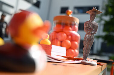 Eine 3D-gedruckte Figur mit Doktorhut.