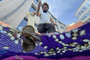 Eine Person angelt Kronkorken.