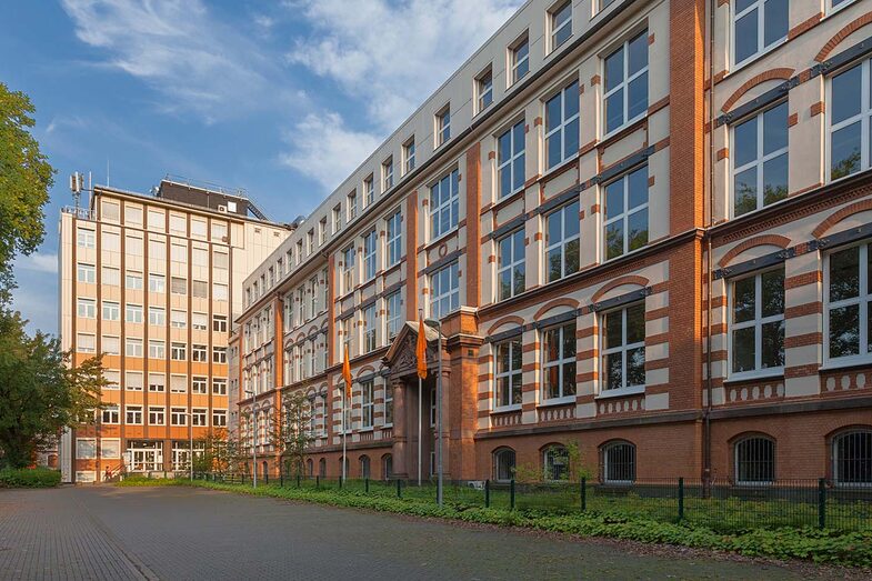 Blick auf das Hauptgebäude am Campus Sonnenstraße von der Sonnenstraße.