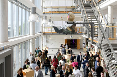 Blick ins Foyer des Fachbereichs mit den Absolvent*innen und deren Familie und Freunden vor der Veranstaltung.