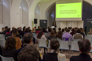 Blick auf die Bühne und die Leinwand des Architects Collective Student Award for Healthcare Architecture.