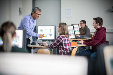 Photo of a lecture of the Department of Mechanical Engineering. A lecturer explains a technical drawing to students on a screen __Photo of a lecture of the Department of Mechanical Engineering. A lecturer explains a technical drawing to students on a screen.