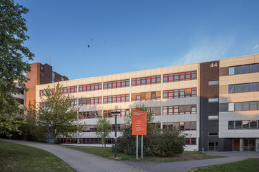 Foto des FH-Gebäudes 44 vom Campus der TU aus .