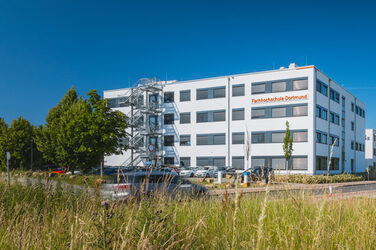 Gebäudeaufnahme mit Logoanbringung "Fachhochschule Dortmund" am Gebäude 38b - aus der Ferne.