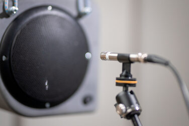 __Measuring microphone in front of a loudspeaker. __Measuring microphone in front of a loudspeaker.