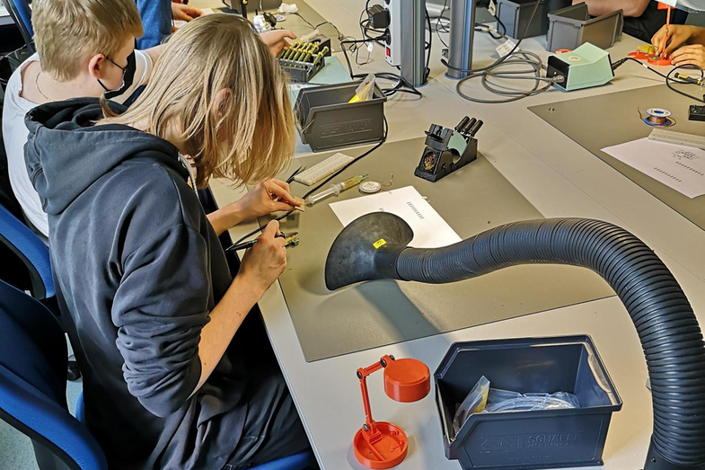 Eine Teilnehmerin während des Workshops "Bau Deine smarte LED-Lampe"