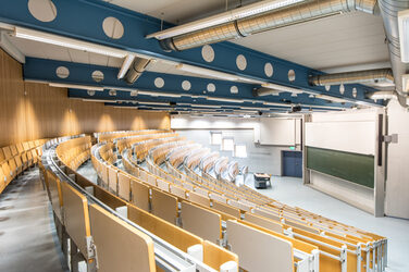 Raumaufnahme eines großen Hörsaals.__Room view of a big lecture hall.