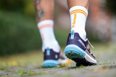 1 Paar Füße und Waden in Laufschuhen und DH Dortmund Laufsocken