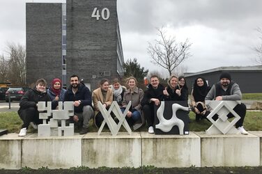 Gruppenbild der Studierenden vor der FH Dortmund mit vier fertigen Fassaden-Prototypen.