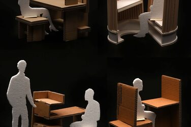 Collage zeigt vier studentische Modelle raumbildener Schreibtische aus Pappe vor schwarzem Hintergrund.
