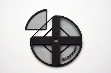 Entwurf 8: Kreisförmiges Modell aus generativ gefertigten Elementen mit einem FH Dortmund Schriftzug vor weißem Hintergrund
