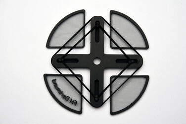 Entwurf 8: Einzelteile eines kreisförmigen Modells aus generativ gefertigten Elementen und einem FH Dortmund Schriftzug vor weißem Hintergrund