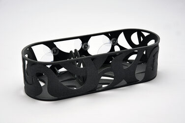 Entwurf 4: schwarzes Modell „Alltagshelfer“ aus generativ gefertigten Elementen vor weißem Hintergrund.