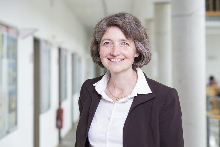 Portrait von Prof. Dr. Karin Breidenbach __ Portrait of Prof. Dr. Karin Breidenbach