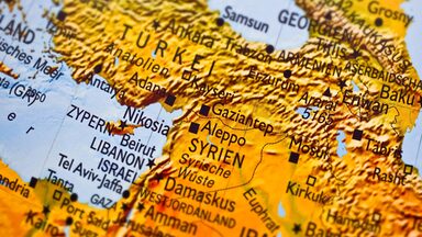 Ein Kartenausschitt, der die Länder Syrien und die Türkei zeigt.