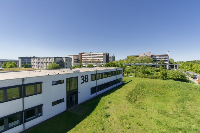 Foto von weiter oben auf den Campus der FH Dortmund an der Emil-Figge-Straße und die Gebäude Nr. 38, 42, 44 und weitere sowie die H-Bahn.