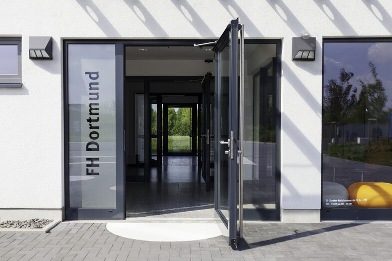 Photo of the open entrance door of the building at Emil-Figge-Straße 38 of Fachhochschule Dortmund.