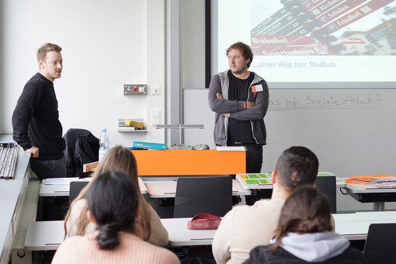 Foto eines Vortrags eines Studierenden beim Schnuppertag Soziale Arbeit.