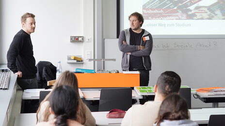 Foto eines Vortrags eines Studierenden beim Schnuppertag Soziale Arbeit.