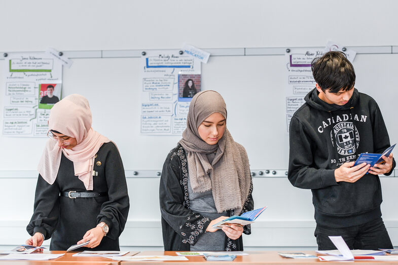 Schüler*innen informieren sich über Stipendienangebote