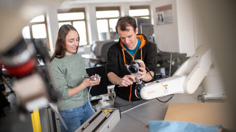 Foto von zwei Personen in einer Werkstatt im Fachbereich Informationstechnik.