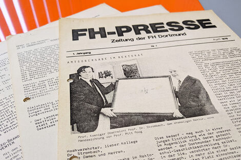 Das Bild zeigt das erste Blatt der ersten fh Presse mit der Überschrift "Amtsübergabe im Rektorat".