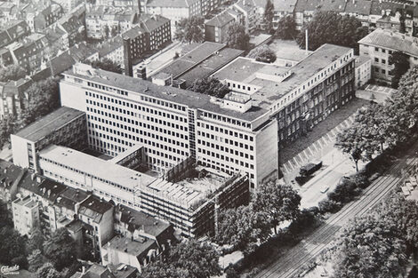 A black and white aerial view of the Sonnenstrasse campus. The main building A is still under construction.