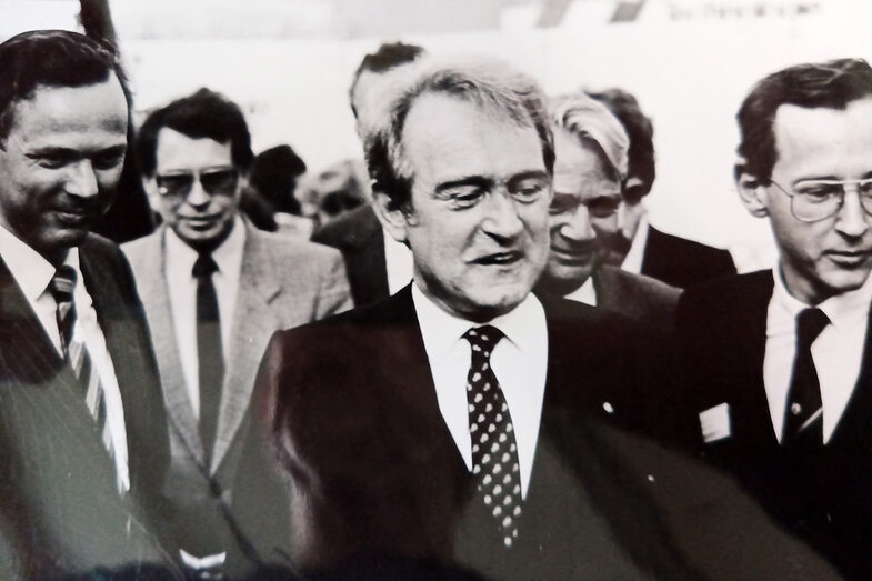 NRW-Ministerpräsident Johannes Rau ist umring von einer Menschentraube und schaut sich etwas an.