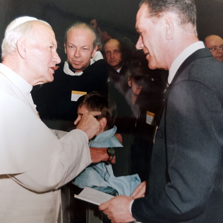Das Bild zeigt Papst Johannes Paul II im Gespräch mit Prof. Dr. Karl Schmitz-Moormann.