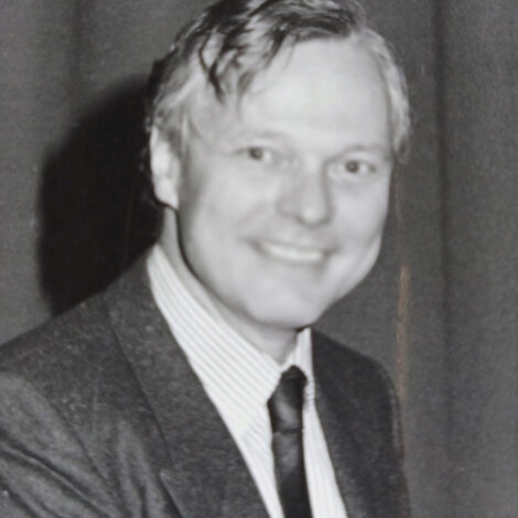 Schwarz-Weiß-Porträtfoto von Prof. Gerald Koeniger