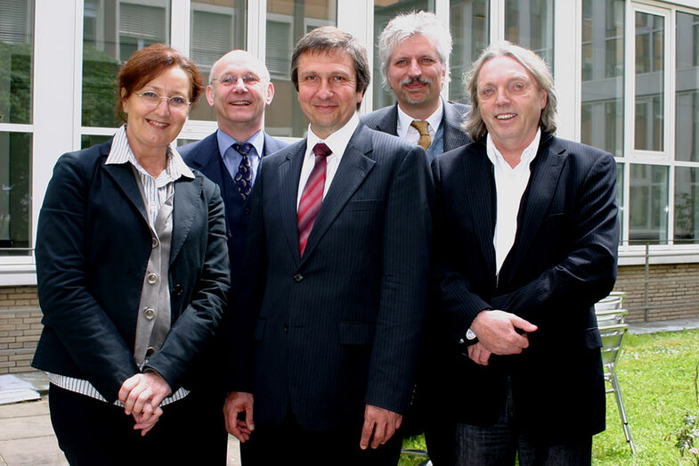 A group of five people stand in the inner courtyard of Fachhochschule Dortmund.