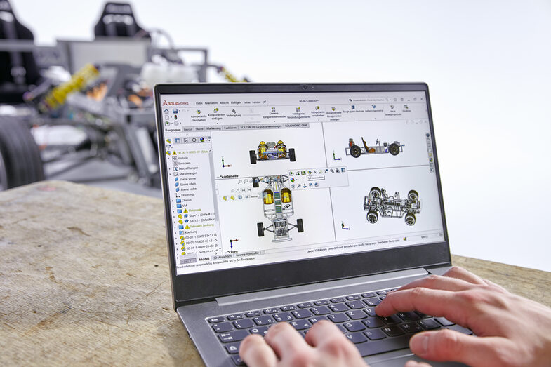 Foto bei der Arbeit am Gesamtmodell in SolidWorks