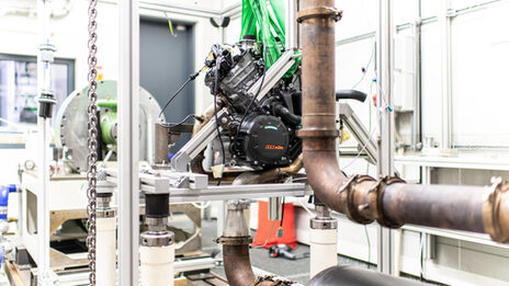 Foto vom Prüfstand mit dem Projekt Ottomotorische Antriebe im Aufbau.