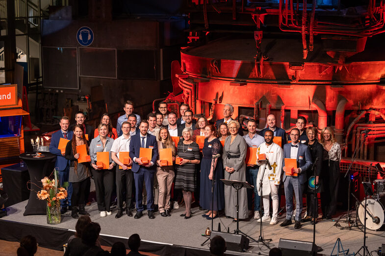 Group photo from the Academic Anniversary 2023. Members of the Fördergesellschaft stand next to the award winners of the year.