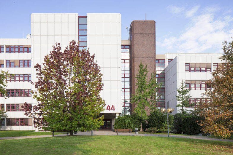 Foto vom Gebäude Emil-Figge-Straße 44 der Fachhochschule Dortmund, davor Grünfläche und Bäume.