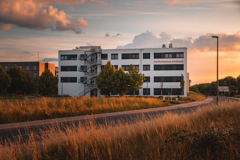 Photo of the building at Emil-Figge-Straße 38b with the "Fachhochschule Dortmund" logo.