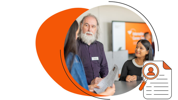 Ein Mann spricht mit zwei Bewerberinnen. Eine Frau hält einen Lebenslauf; daneben ist eine stilisierte Lupe über einem Lebenslauf-Dokument abgebildet.