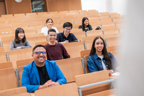 Internationale Studierende sitzen im Hörsaal des Fachbereichs Architektur am Campus Emil-Figge-Straße.