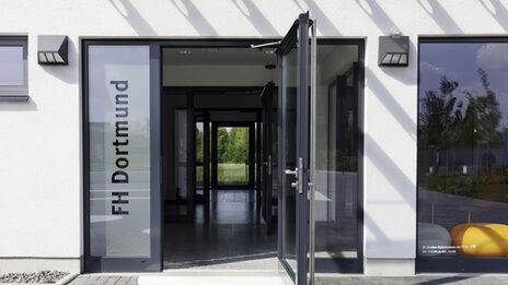 Photo of the open entrance door to the Emil-Figge-Straße 38 building at Fachhochschule Dortmund.