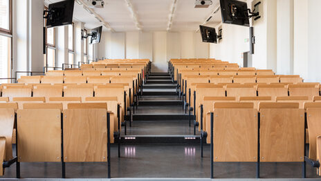 Raumaufnahme eines kleineren Hörsaals.__Room view of a smaller lecture hall.