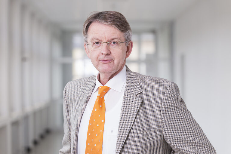 Portrait von Prof. Dr. Klaus Eden __ Portrait of Prof. Dr. Klaus Eden