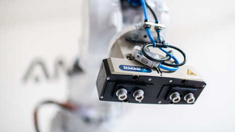 Nahaufnahme eines Roboterkopfes aus dem 3D-Druck Projekt AMRU des Fachbereichs<br>Architektur mit dem Fachbereich Maschinenbau