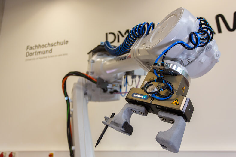 ABB Roboter mit Schunk Greifer, Detailansicht Greifer mit Stift mit FH Logo, Querformat
