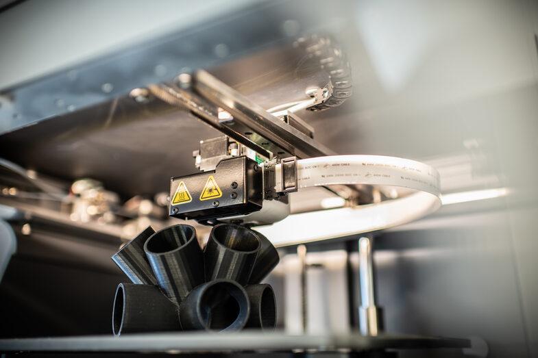 Nahaufnahme eines 3D-Druckers beim Druckvorgang im Fachbereichs Architektur