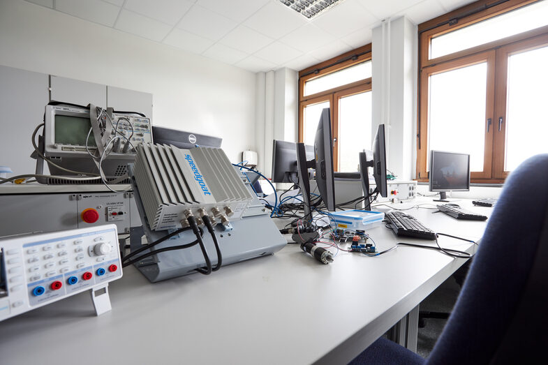 In the picture you can see a workstation with the entire test setup of the controlled and regulated motor. Here you can also see that a Simulink Real-Time device is being used.