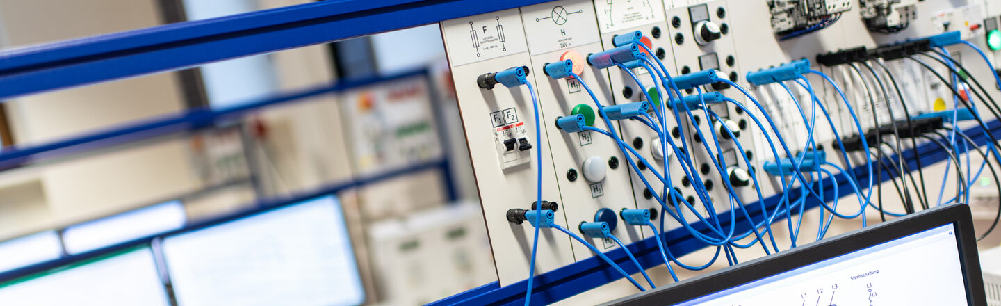 Foto eines elektrotechnischen Praktikumsaufbau mit Stromlaufplan.