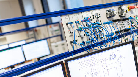 Foto eines elektrotechnischen Praktikumsaufbau mit Stromlaufplan.