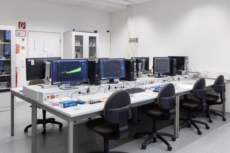 Foto von einem Labor mit Computern und elektronischen Aufbauten.