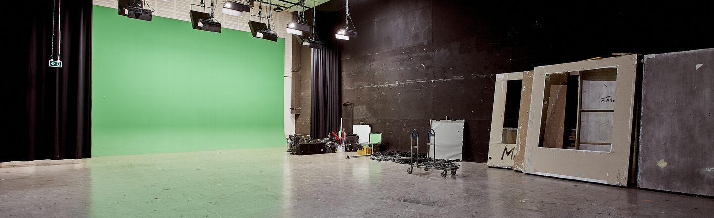 Raumaufnahme des Filmstudios mit Blick auf den Greenscreen. __ Room shot of the film studio with a view of the green screen.