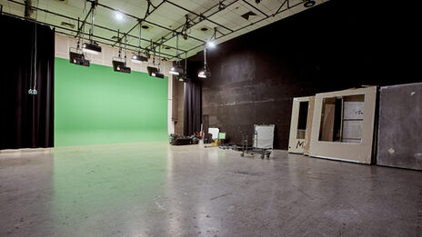 Raumaufnahme des Filmstudios mit Blick auf den Greenscreen. __ Room shot of the film studio with a view of the green screen.